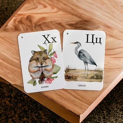 Hamster and heron alphabet cards on a wooden tray — Russian alphabet cards